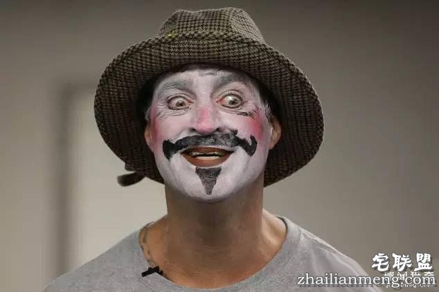 监狱里暴力频发,直到有一天犯人成立了个戏班子