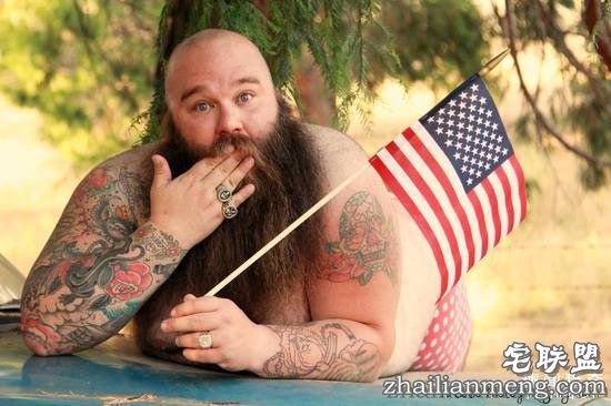 胡子大叔拍性感写真扮美人鱼,天真表情辣瞎双眼