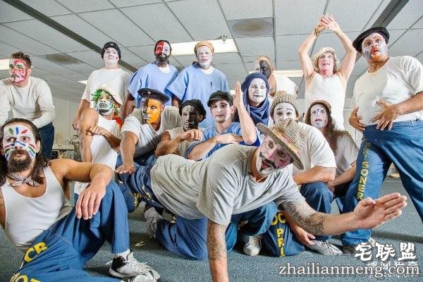 监狱里暴力频发,直到有一天犯人成立了个戏班子