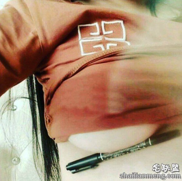 女生用胸部夹东西的「南半球挑战」火辣到重回流行了,#5夹起宝特瓶那位超兇!(18张)