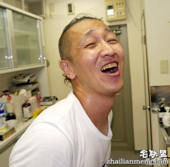 大叔往羞羞部位喷了止汗喷雾,冰火两重天爽歪歪