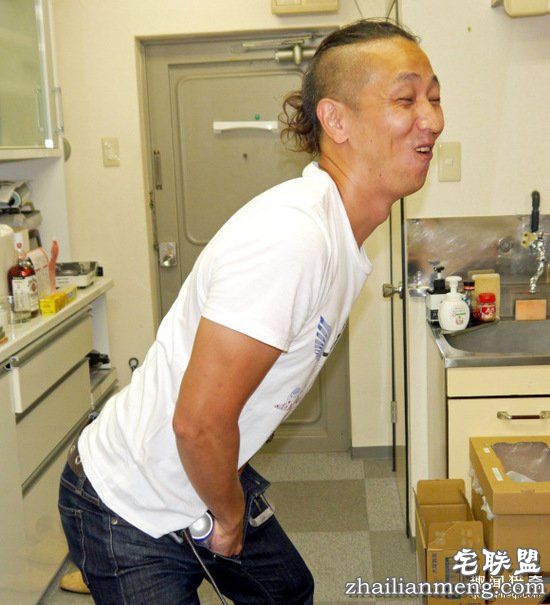 大叔往羞羞部位喷了止汗喷雾,冰火两重天爽歪歪