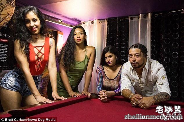 男子带着两个女友,和妻子过上了一夫三妻的生活