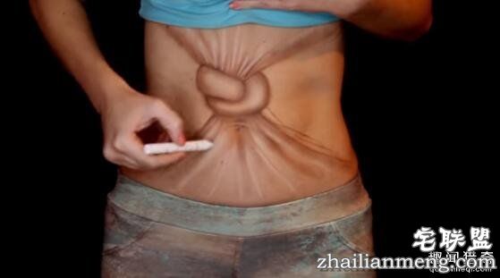 国外辣妹惊悚化妆技:把腰系了个死扣