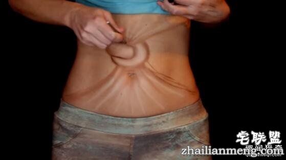 国外辣妹惊悚化妆技:把腰系了个死扣