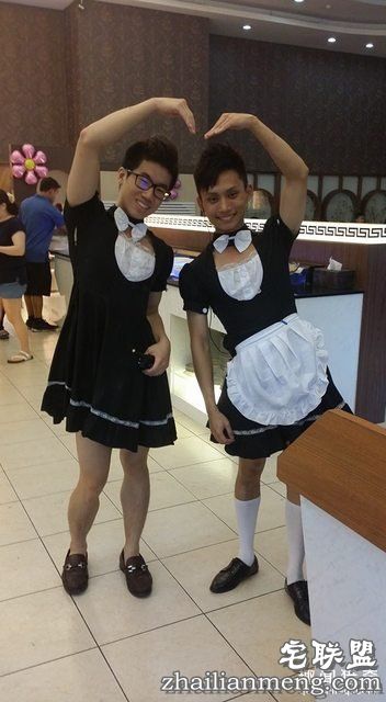 男员工穿女仆装接客,老板你家生意是多难做...