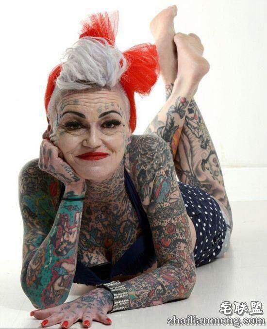 52岁老妇痴迷纹身,身体上80%的皮肤都有纹身