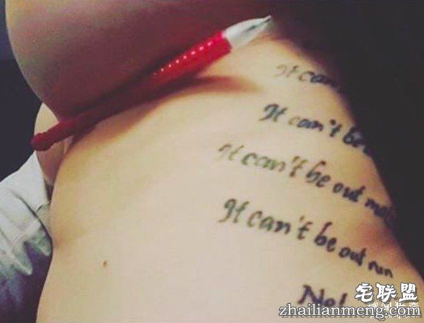 女生用胸部夹东西的「南半球挑战」火辣到重回流行了,#5夹起宝特瓶那位超兇!(18张)