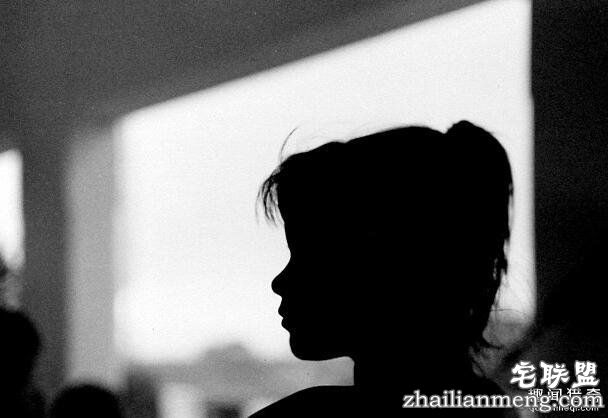 变态妈妈逼9岁女儿穿兔女郎装让男人强暴,捆绑口爱爱还不是最可恶的…