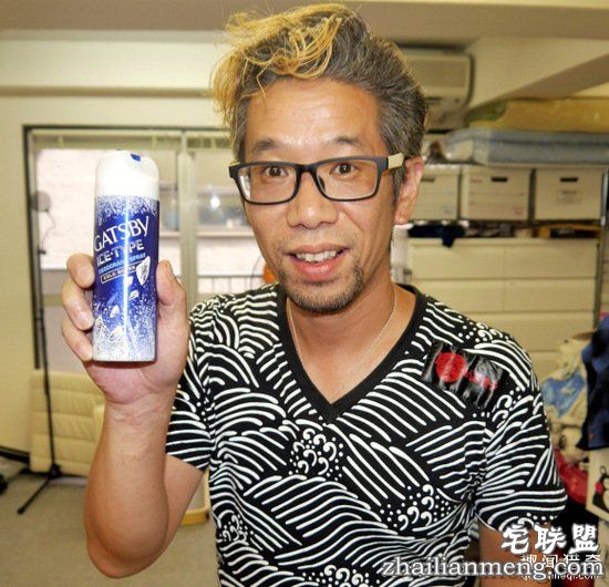 大叔往羞羞部位喷了止汗喷雾,冰火两重天爽歪歪