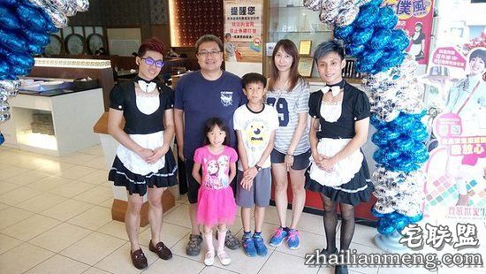 男员工穿女仆装接客,老板你家生意是多难做...