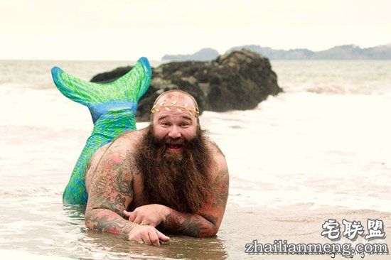 胡子大叔拍性感写真扮美人鱼,天真表情辣瞎双眼