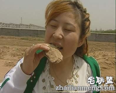 漂亮女孩14年吃5000斤土,世上的土都要被她吃完喽!
