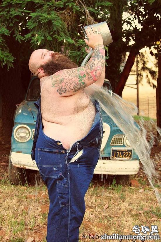 胡子大叔拍性感写真扮美人鱼,天真表情辣瞎双眼