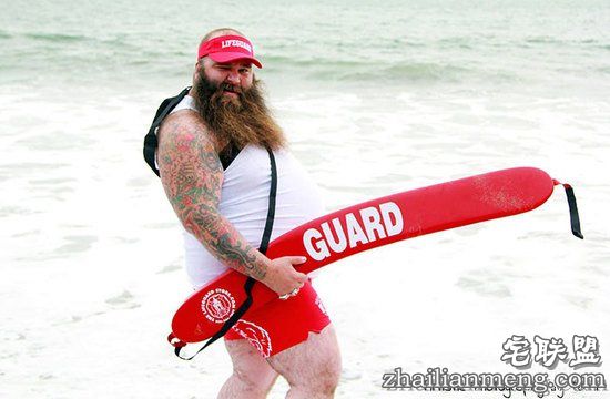 胡子大叔拍性感写真扮美人鱼,天真表情辣瞎双眼