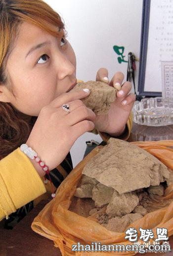 漂亮女孩14年吃5000斤土,世上的土都要被她吃完喽!
