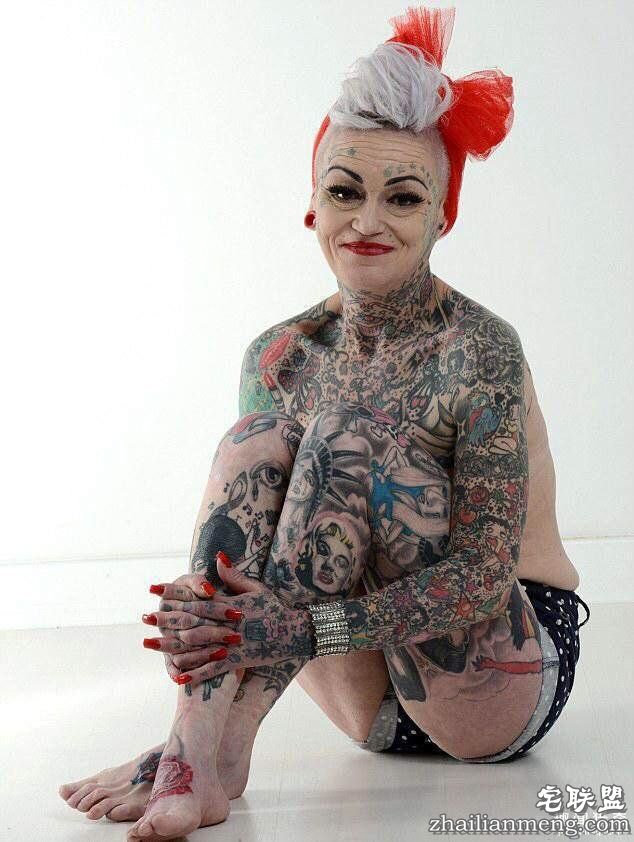 52岁老妇痴迷纹身,身体上80%的皮肤都有纹身