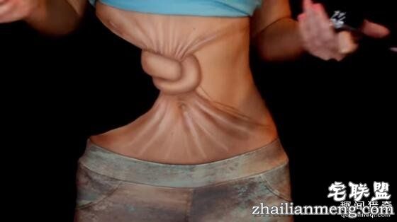 国外辣妹惊悚化妆技:把腰系了个死扣