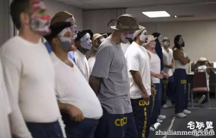 监狱里暴力频发,直到有一天犯人成立了个戏班子