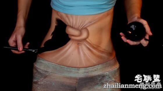 国外辣妹惊悚化妆技:把腰系了个死扣