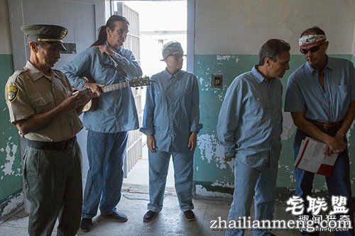 监狱里暴力频发,直到有一天犯人成立了个戏班子