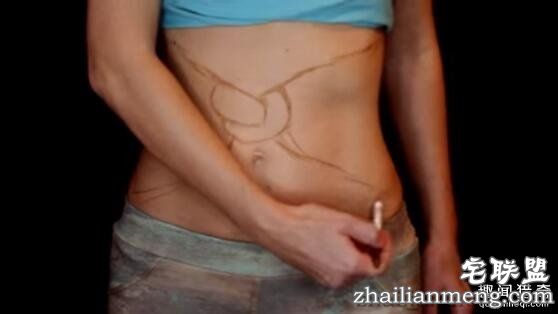 国外辣妹惊悚化妆技:把腰系了个死扣