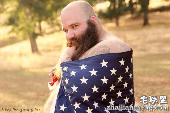 胡子大叔拍性感写真扮美人鱼,天真表情辣瞎双眼