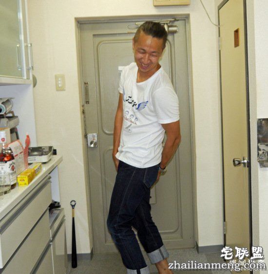 大叔往羞羞部位喷了止汗喷雾,冰火两重天爽歪歪