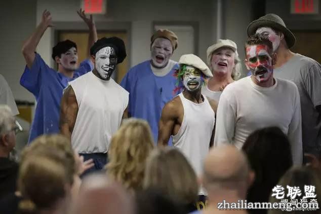 监狱里暴力频发,直到有一天犯人成立了个戏班子