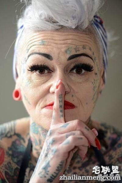 52岁老妇痴迷纹身,身体上80%的皮肤都有纹身
