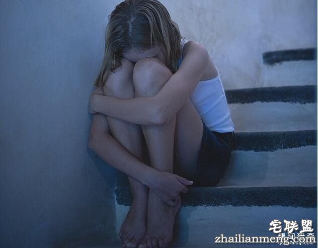 变态妈妈逼9岁女儿穿兔女郎装让男人强暴,捆绑口爱爱还不是最可恶的…