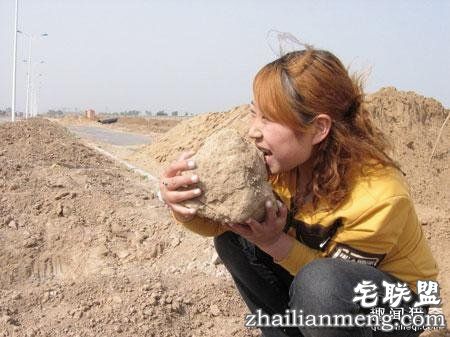 漂亮女孩14年吃5000斤土,世上的土都要被她吃完喽!