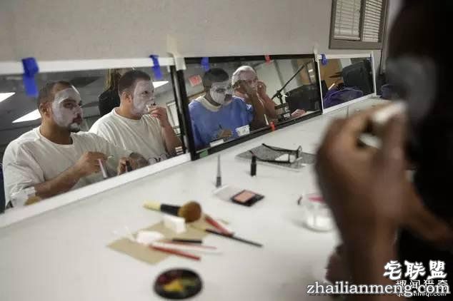 监狱里暴力频发,直到有一天犯人成立了个戏班子