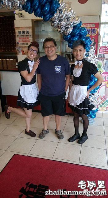 男员工穿女仆装接客,老板你家生意是多难做...