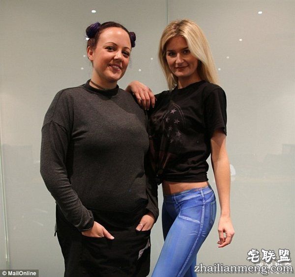 太逼真!性感女模“穿”彩绘牛仔裤逛街:画面带感