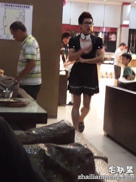 男员工穿女仆装接客,老板你家生意是多难做...