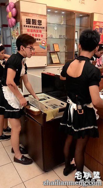 男员工穿女仆装接客,老板你家生意是多难做...