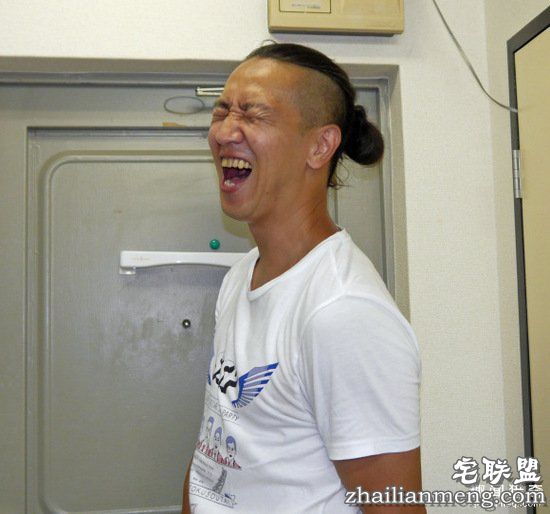 大叔往羞羞部位喷了止汗喷雾,冰火两重天爽歪歪