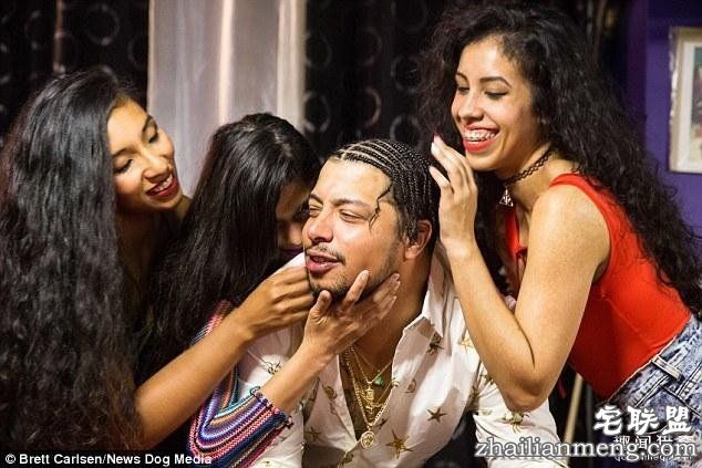 男子带着两个女友,和妻子过上了一夫三妻的生活