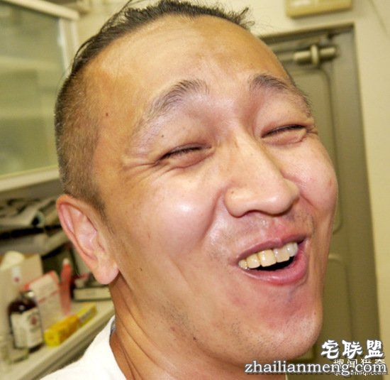 大叔往羞羞部位喷了止汗喷雾,冰火两重天爽歪歪