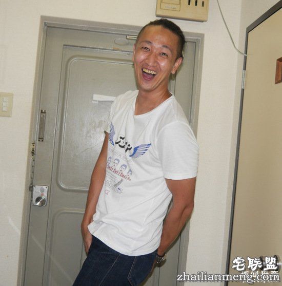 大叔往羞羞部位喷了止汗喷雾,冰火两重天爽歪歪