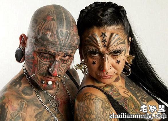 夫妻热衷“改造自己身体”,纹身、钻孔、移植...