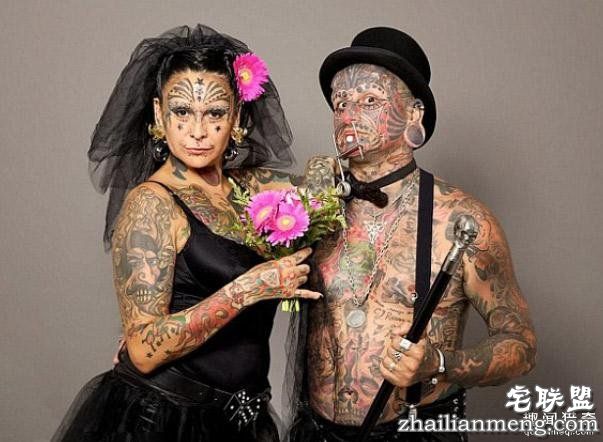 夫妻热衷“改造自己身体”,纹身、钻孔、移植...