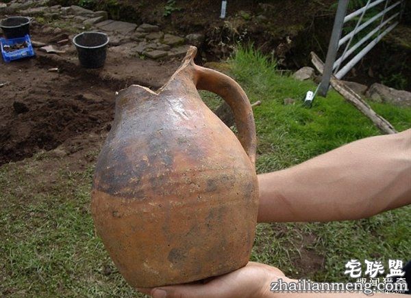 男子花光积蓄买地:竟意外发现中世纪古城