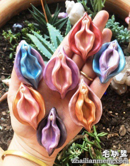 嫩肉感「阴道坠饰」惹议!艺术家不畏抨击呼吁:正视身体