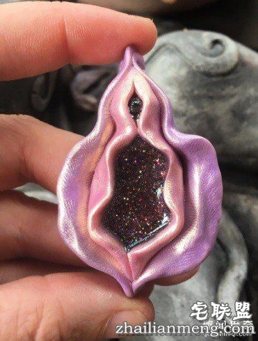 嫩肉感「阴道坠饰」惹议!艺术家不畏抨击呼吁:正视身体