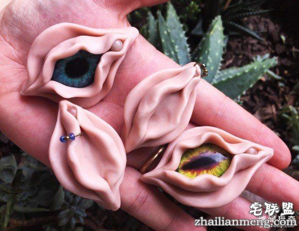 嫩肉感「阴道坠饰」惹议!艺术家不畏抨击呼吁:正视身体