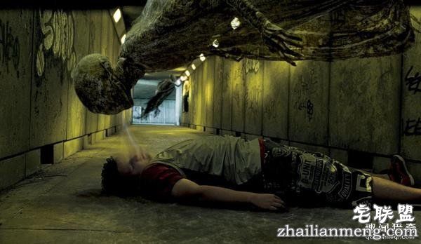 恶心,速食店员“拿汉堡擦经血” 同事抓包告状…反而被开除了