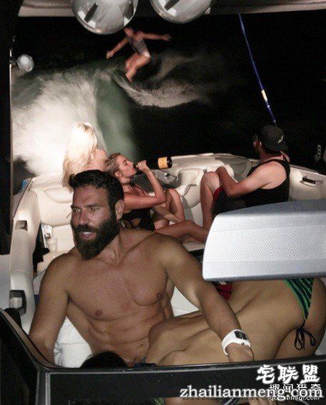 “有钱女孩任你摆布”,荒淫之王炫富呛网友