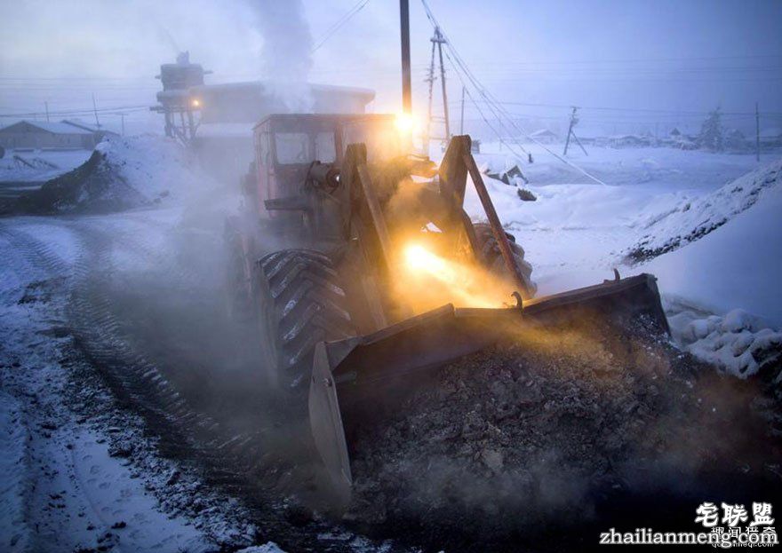 运煤的推土机。